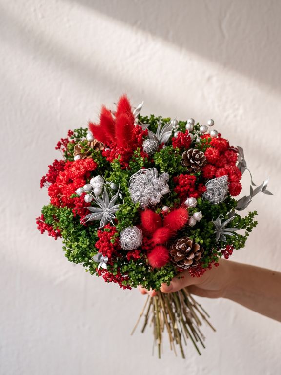 RED AND SILVER DRIED BQT WITH PINECONES